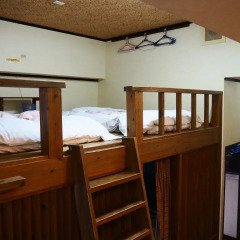 Отель Sudomari Minshuku Friend 2* Кровать в мужском общем номере фото 2