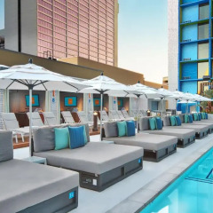 Отель The LINQ Hotel & Casino США, Лас-Вегас - 9 отзывов об отеле, цены и фото номеров - забронировать отель The LINQ Hotel & Casino онлайн бассейн