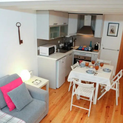 Отель Alfama Yellow House 2* Апартаменты с различными типами кроватей фото 39