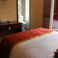 Отель Hôtel des Buttes Chaumont 2* Улучшенный номер с различными типами кроватей