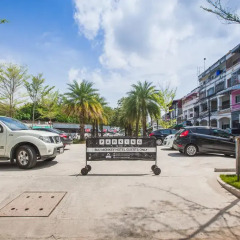 Blu Monkey Hub and Hotel Phuket парковка