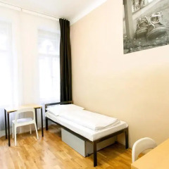Отель Czech Inn Кровать в общем номере с двухъярусной кроватью