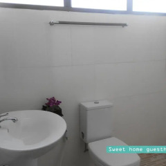 Отель Sweet Home Guesthouse 2* Стандартный семейный номер с различными типами кроватей фото 2