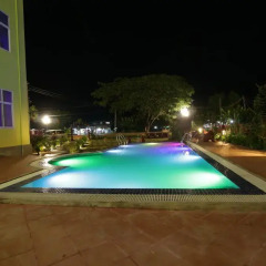 Deluxe Hotel бассейн фото 2