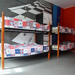 Гостиница Racing Paradise Кровать в общем номере с двухъярусными кроватями фото 24