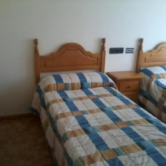 Отель Hostal Linares Стандартный номер с 2 отдельными кроватями фото 2