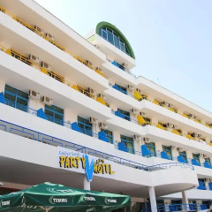 Отель Party Hotel Vladislav - Adults Only Болгария, Золотые пески - отзывы, цены и фото номеров - забронировать отель Party Hotel Vladislav - Adults Only онлайн вид на фасад фото 2