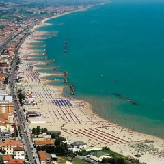 Отель A Due Passi dal Mare Чивитанова-Марке пляж