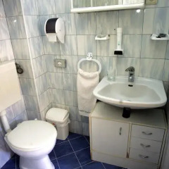 Апартаменты Rooms & Apartments Henrik Номер Эконом с разными типами кроватей фото 6