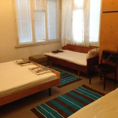 Отель East Gate Guest Rooms Стандартный семейный номер с двуспальной кроватью (общая ванная комната) фото 11