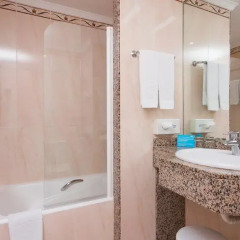 Отель Mac Puerto Marina Benalmádena 4* Улучшенный номер с различными типами кроватей фото 9