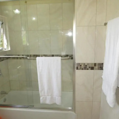 Отель Kingston Paradise Place Guesthouse Стандартный номер с различными типами кроватей фото 14