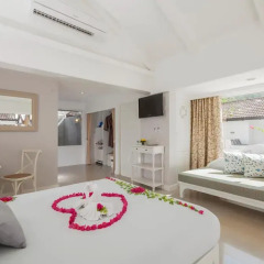 Отель Thavorn Beach Village Resort & Spa Phuket 4* Коттедж с различными типами кроватей фото 3