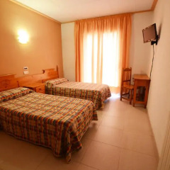 Отель Hostal Los Manos Испания, Бланес - отзывы, цены и фото номеров - забронировать отель Hostal Los Manos онлайн комната для гостей фото 2