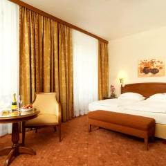 Hotel Stefanie 4* Улучшенный номер с двуспальной кроватью фото 4