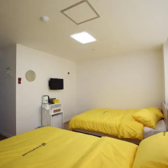 Отель 24 Guesthouse Namsan 2* Стандартный семейный номер с двуспальной кроватью