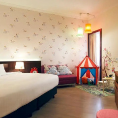 Village Hotel Bugis 4* Улучшенный семейный номер с двуспальной кроватью