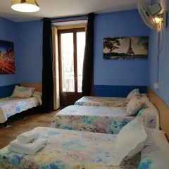 Отель Hostal Alicante Стандартный семейный номер с двуспальной кроватью