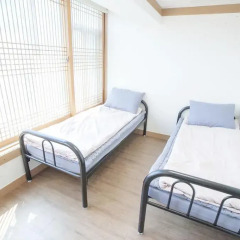 Отель Hi Jun Guesthouse Hongdae 2* Номер Делюкс с 2 отдельными кроватями