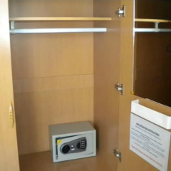 Отель Walkabout Guesthouse Паттайя сейф в номере