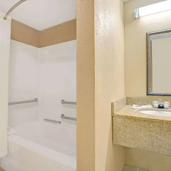 Отель Microtel Inn & Suites by Wyndham Raleigh ванная