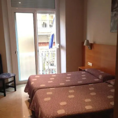 Отель Hostal Drassanes