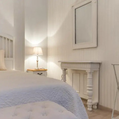 Отель Chestnut Suite - Luxury Home Downtown комната для гостей