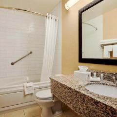 Отель Travelodge by Wyndham Saskatoon 3* Стандартный номер с различными типами кроватей фото 4