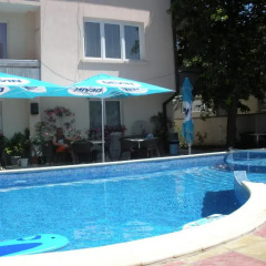 Peshev Family Hotel Nesebar бассейн