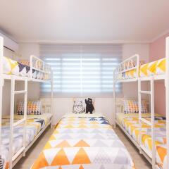 Отель Stay Now Guest House Hongdae Стандартный семейный номер с двуспальной кроватью
