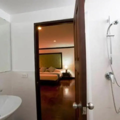Отель Cucumber Inn Suites ванная