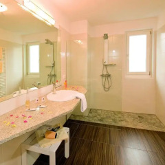 Hotel Appartements Graf Hartwig Сцена ванная