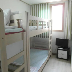 Отель Hongdae Family Housetel 2 Стандартный семейный номер с двуспальной кроватью