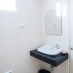 Отель Patong Moon Inn Guesthouse 3* Стандартный семейный номер разные типы кроватей фото 14