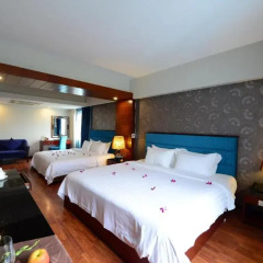 Gia Bao Grand Hotel 3* Стандартный семейный номер с различными типами кроватей фото 3