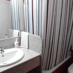 Отель Apartamentos Querol Вальдерробрес ванная фото 2