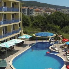 Peshev Family Hotel Свети Влас бассейн