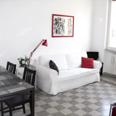 Апартаменты Colorful and Lively Vatican Apartment комната для гостей фото 2
