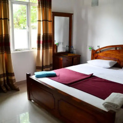 Отель RajDanist Guest House Стандартный номер с двуспальной кроватью