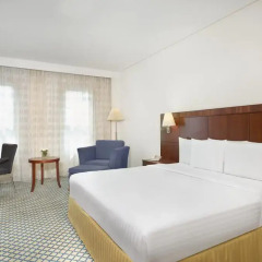 Отель Courtyard by Marriott Dubai Green Community Стандартный номер с различными типами кроватей
