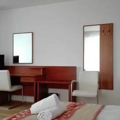 Hotel Jana / Pension Domov Mladeze Люкс повышенной комфортности с различными типами кроватей фото 4