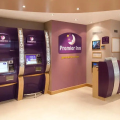 Отель Premier Inn Sunbury - Kempton Park банкомат