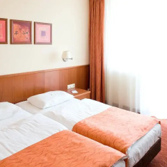 Airport Hotel Budapest 4* Стандартный семейный номер с различными типами кроватей фото 2