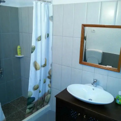 Отель Guesthouse Kris Берат ванная