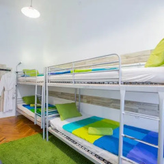 Friends Hostel and Apartments Budapest Стандартный семейный номер с двуспальной кроватью (общая ванная комната) фото 4