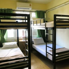 Red Lips Hostel Кровать в мужском общем номере