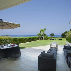 Отель Kerri W Seafront Villa бассейн фото 2