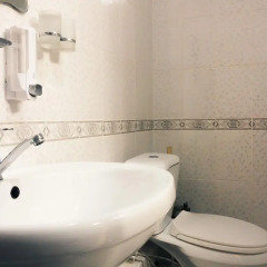 Отель 7 Lives Hostel Кыргызстан, Бишкек - отзывы, цены и фото номеров - забронировать отель 7 Lives Hostel онлайн ванная