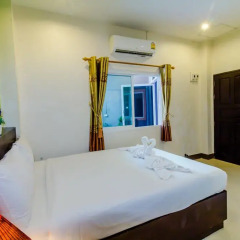 Отель Baan Yuyen Karon Guesthouse 2* Улучшенный номер разные типы кроватей фото 22