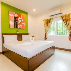 Отель Baan Yuyen Karon Guesthouse 2* Улучшенный номер разные типы кроватей фото 15